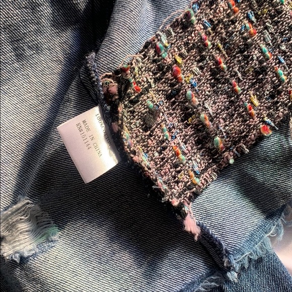 🆕Distressed Cropped Denim Jacket - Picture 9 of 9